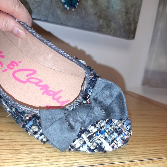 Gorgeous Flat Shoes with Accent Bow - Picture 3 of 10